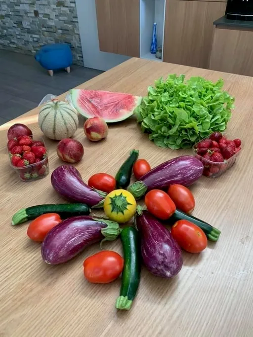 Fit et Kiff végétarienne, assiette de légumes et fruits frais