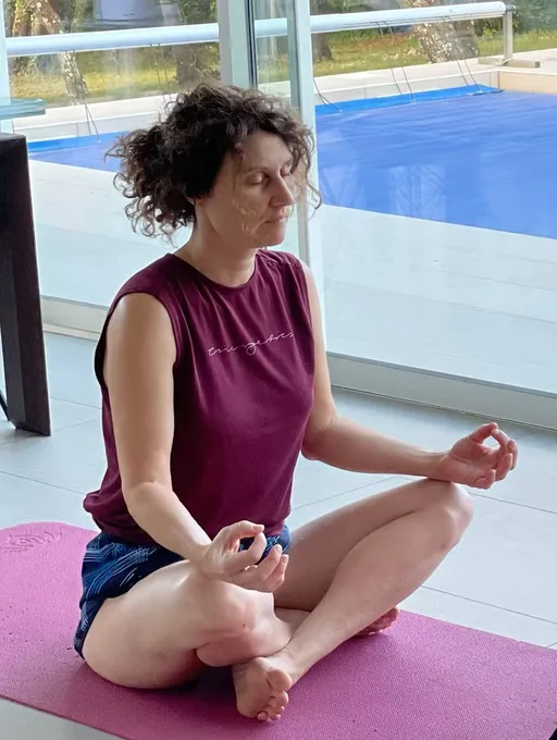 Fit et Kiff en position de méditation sur un tapis de yoga